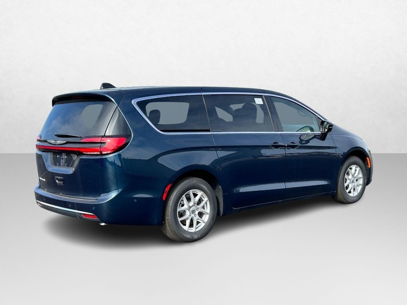 2025 Chrysler Pacifica Select 3