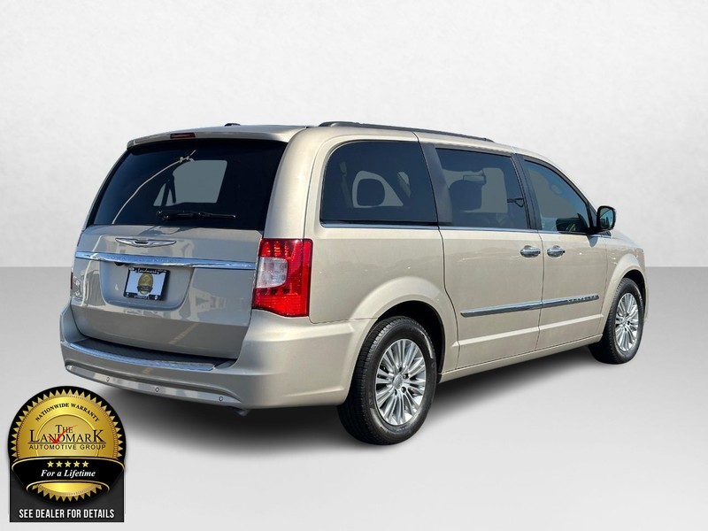 2015 Chrysler Town & Country Touring-L 3