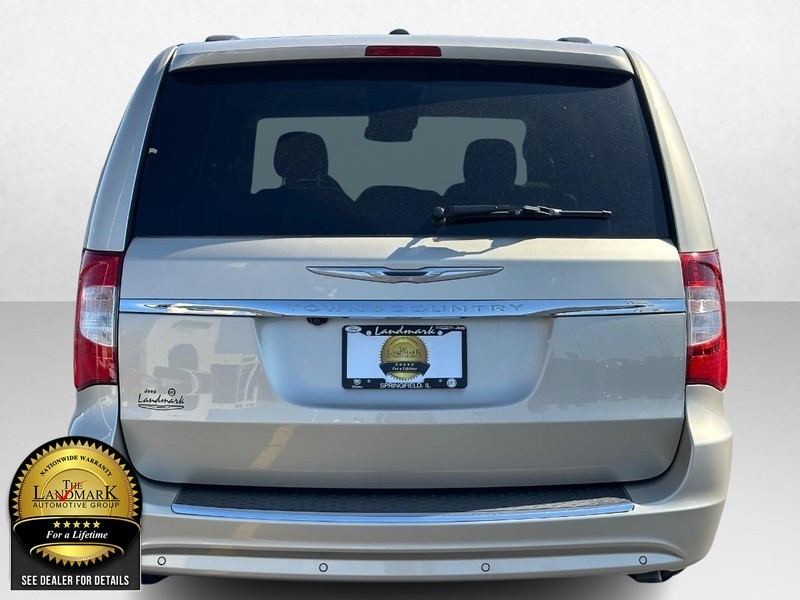 2015 Chrysler Town & Country Touring-L 4