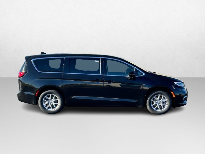 2025 Chrysler Pacifica Select 2