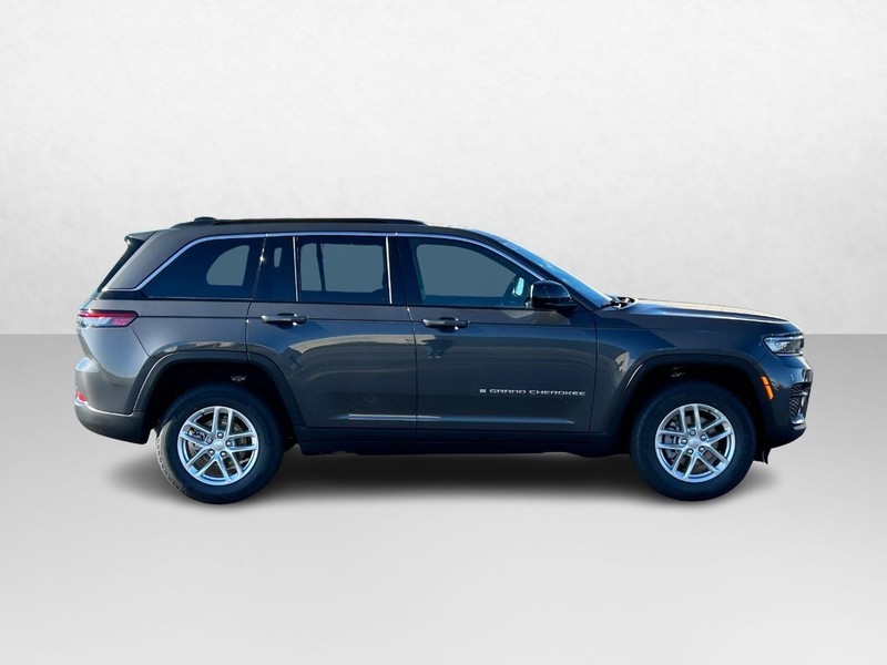 2025 Jeep Grand Cherokee Laredo 2