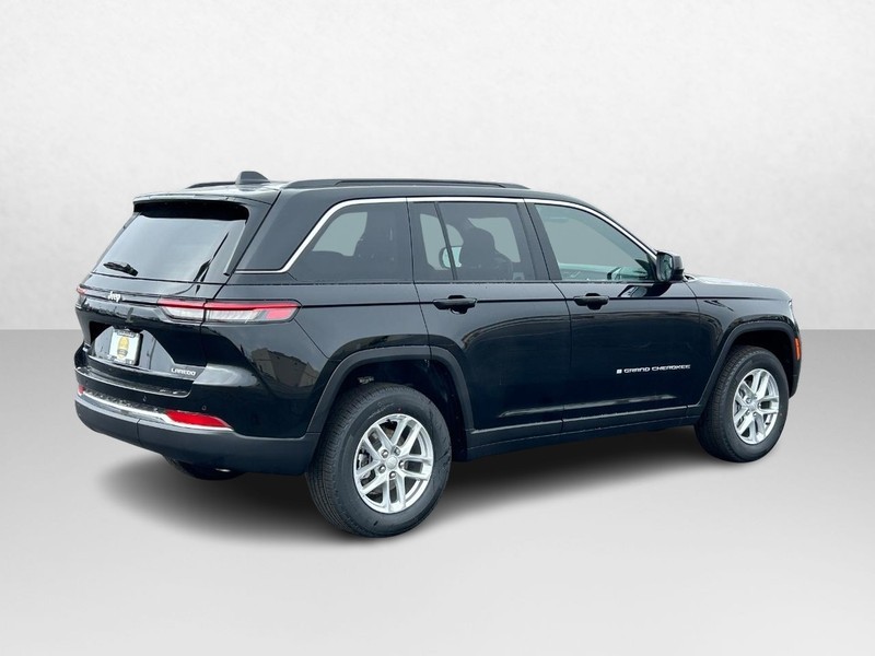 2025 Jeep Grand Cherokee Laredo 3