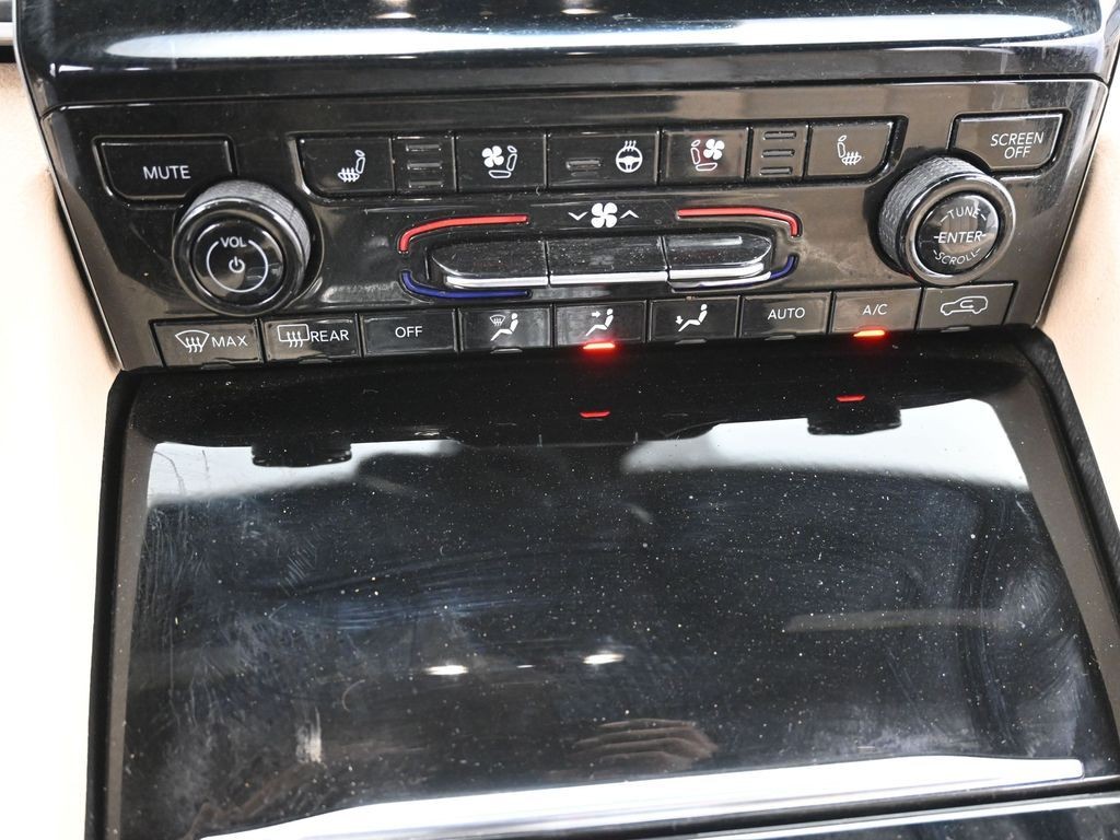 Jeep Grand Cherokee Vehicle Full-screen Gallery Image 12