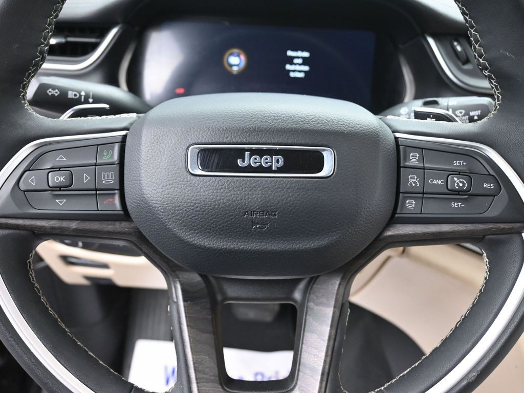 Jeep Grand Cherokee Vehicle Full-screen Gallery Image 14