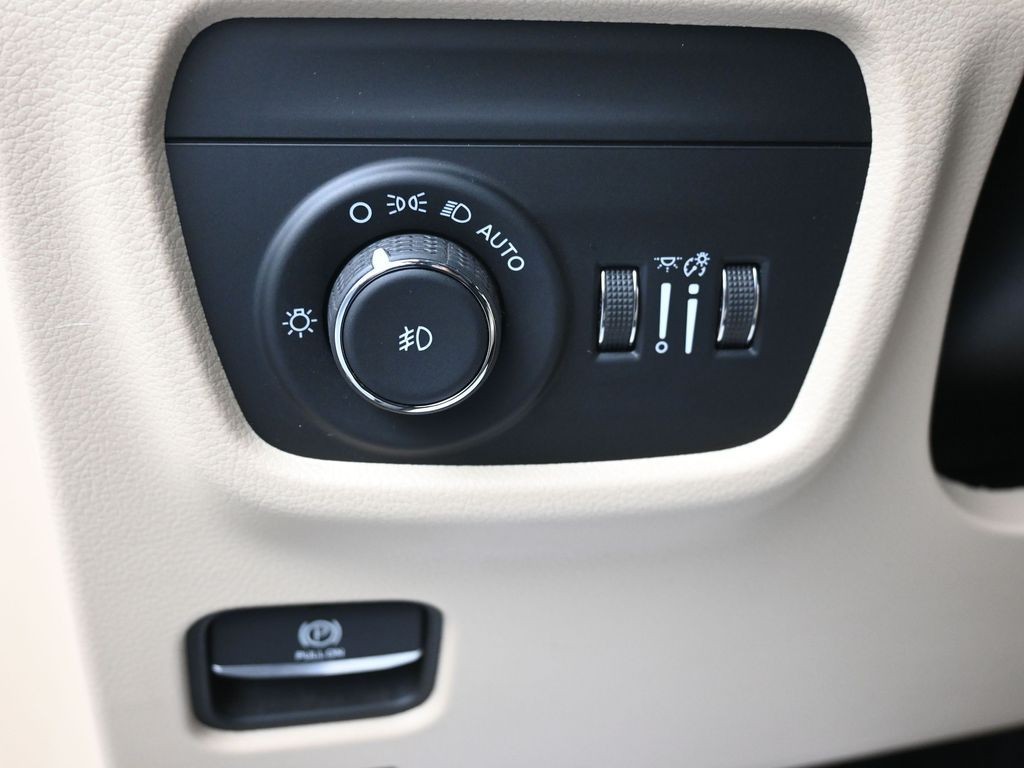 Jeep Grand Cherokee Vehicle Full-screen Gallery Image 15