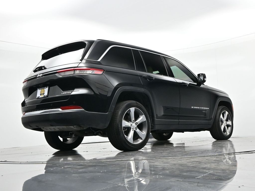 Jeep Grand Cherokee Vehicle Full-screen Gallery Image 24