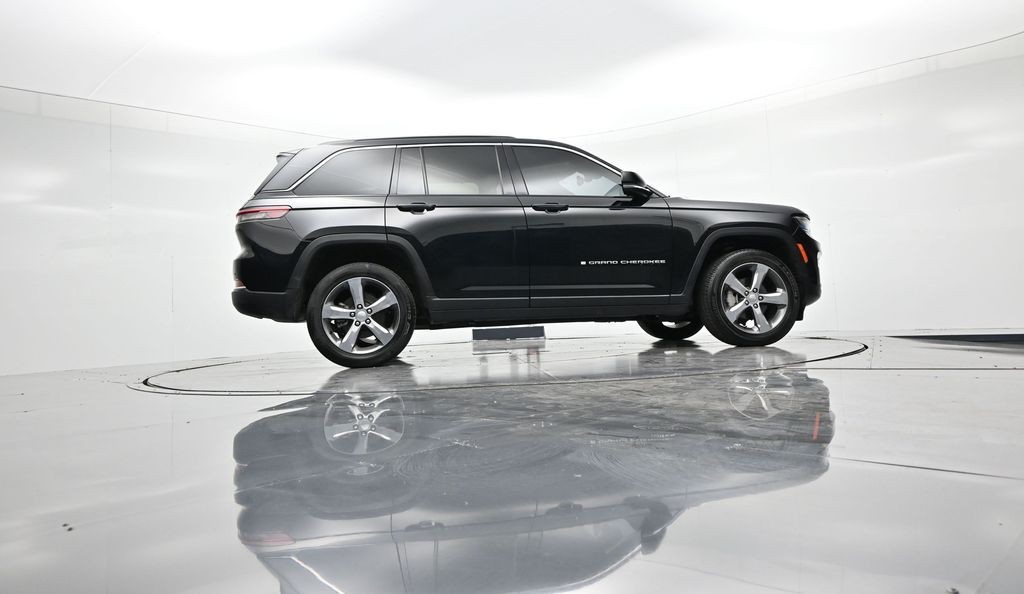 Jeep Grand Cherokee Vehicle Full-screen Gallery Image 25
