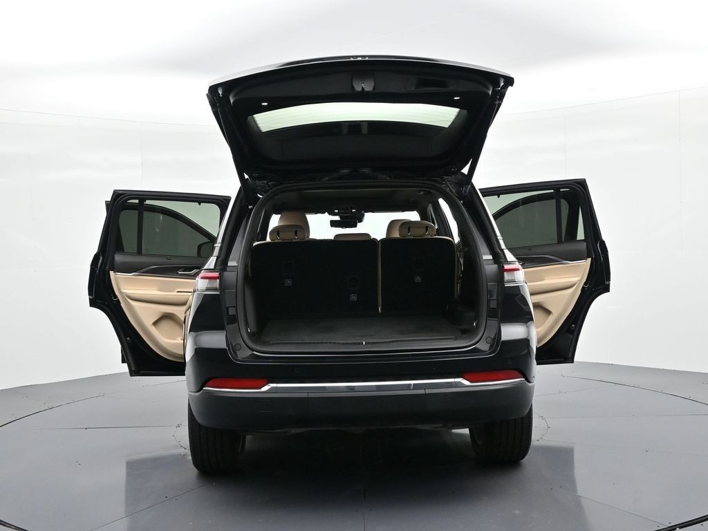 Jeep Grand Cherokee Vehicle Full-screen Gallery Image 29