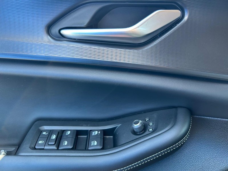 Jeep Grand Cherokee L Vehicle Full-screen Gallery Image 4