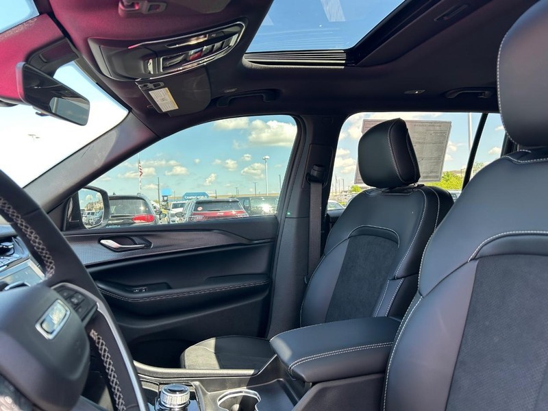 Jeep Grand Cherokee L Vehicle Full-screen Gallery Image 5