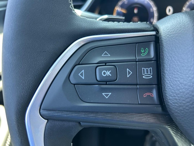 Jeep Grand Cherokee L Vehicle Full-screen Gallery Image 6