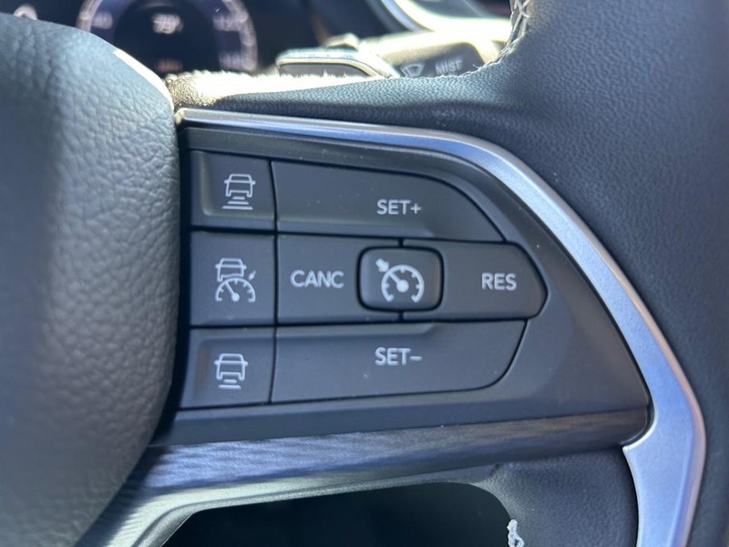 Jeep Grand Cherokee L Vehicle Full-screen Gallery Image 7