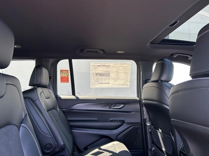 Jeep Grand Cherokee L Vehicle Full-screen Gallery Image 10