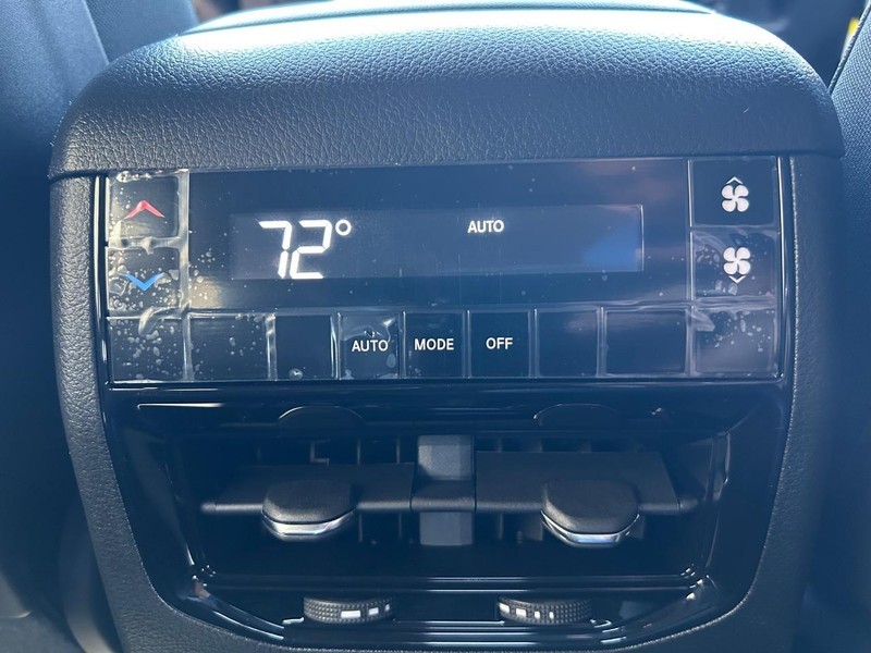 Jeep Grand Cherokee L Vehicle Full-screen Gallery Image 11