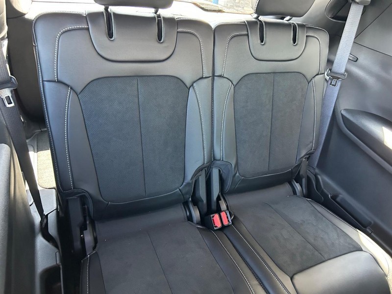 Jeep Grand Cherokee L Vehicle Full-screen Gallery Image 12