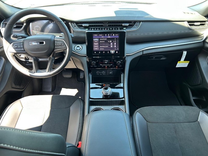 Jeep Grand Cherokee L Vehicle Full-screen Gallery Image 13