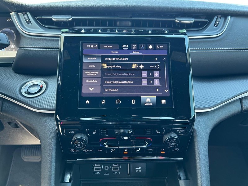 Jeep Grand Cherokee L Vehicle Full-screen Gallery Image 15