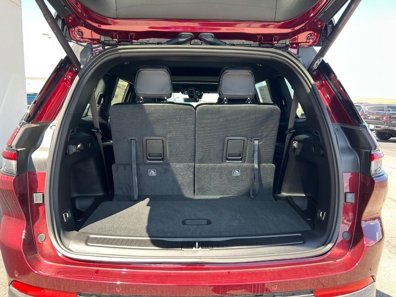 Jeep Grand Cherokee L Vehicle Full-screen Gallery Image 16