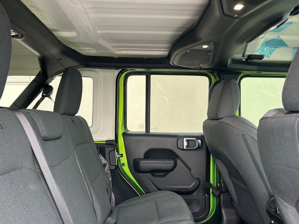 Jeep Wrangler Vehicle Full-screen Gallery Image 11