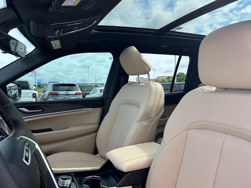 Jeep Grand Cherokee Vehicle Full-screen Gallery Image 6