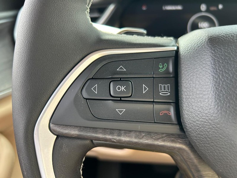 Jeep Grand Cherokee Vehicle Full-screen Gallery Image 7