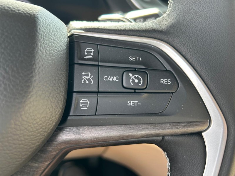 Jeep Grand Cherokee Vehicle Full-screen Gallery Image 8