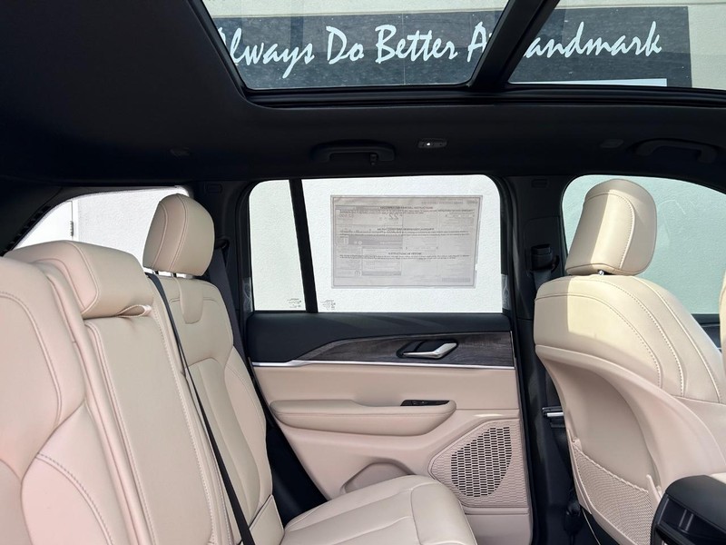 Jeep Grand Cherokee Vehicle Full-screen Gallery Image 11