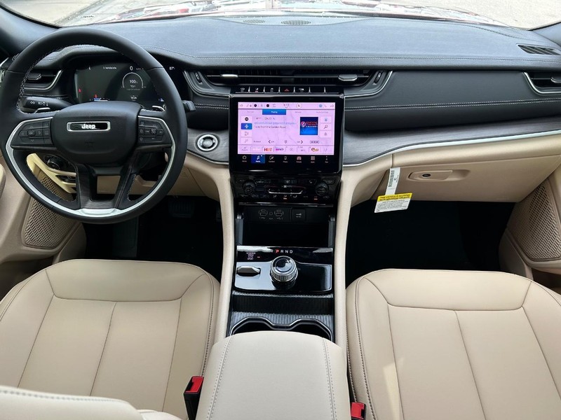 Jeep Grand Cherokee Vehicle Full-screen Gallery Image 13