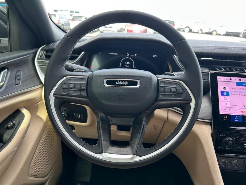 Jeep Grand Cherokee Vehicle Full-screen Gallery Image 14