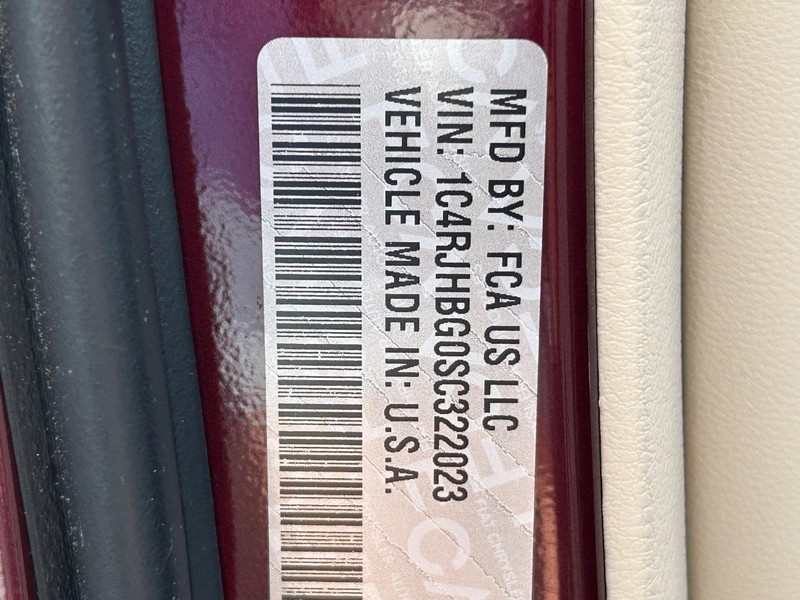 Jeep Grand Cherokee Vehicle Full-screen Gallery Image 18