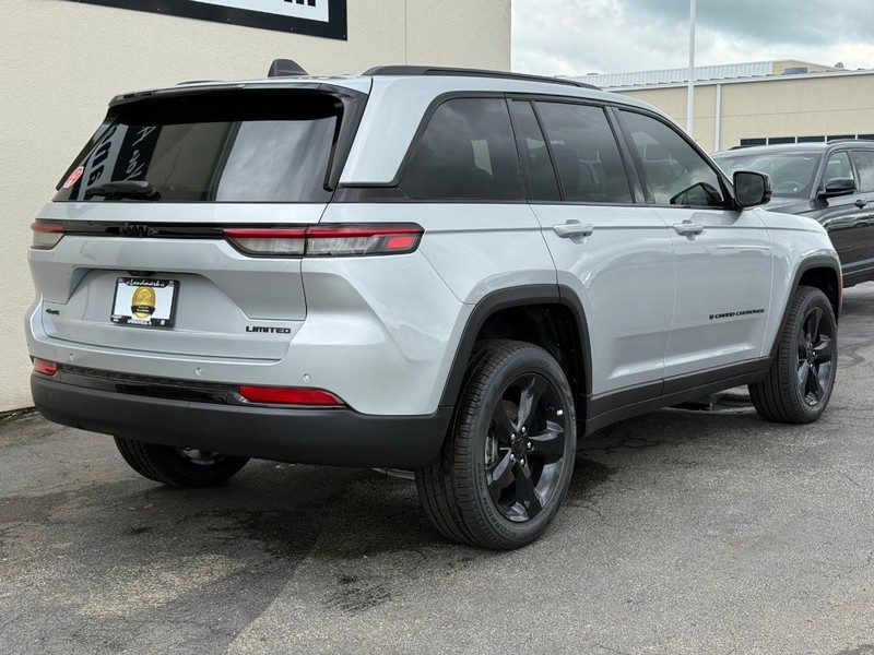 Jeep Grand Cherokee Vehicle Full-screen Gallery Image 3