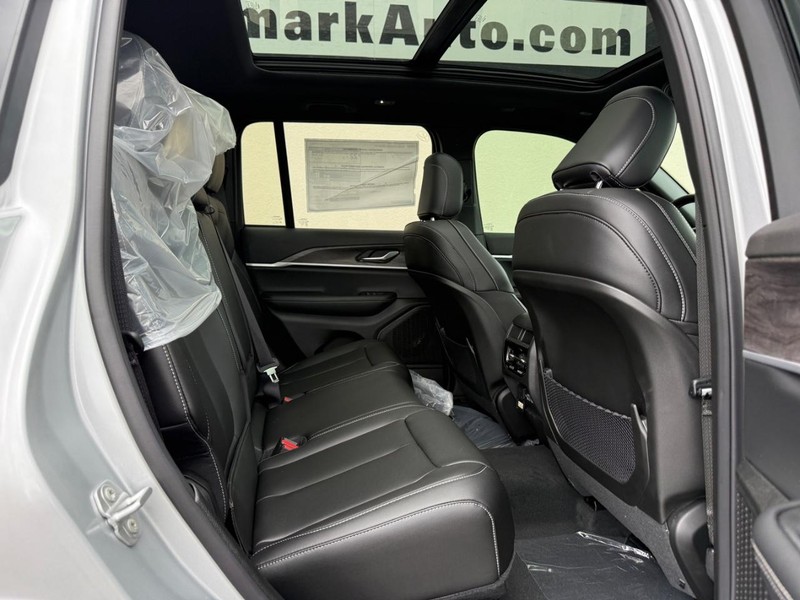 Jeep Grand Cherokee Vehicle Full-screen Gallery Image 5