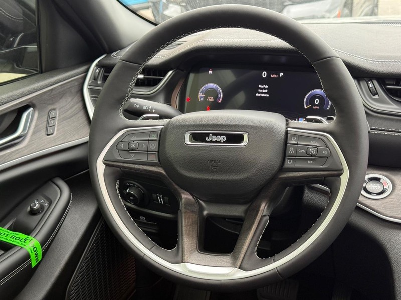 Jeep Grand Cherokee Vehicle Full-screen Gallery Image 9