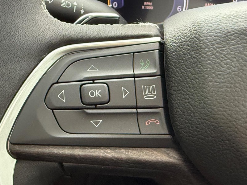 Jeep Grand Cherokee Vehicle Full-screen Gallery Image 10