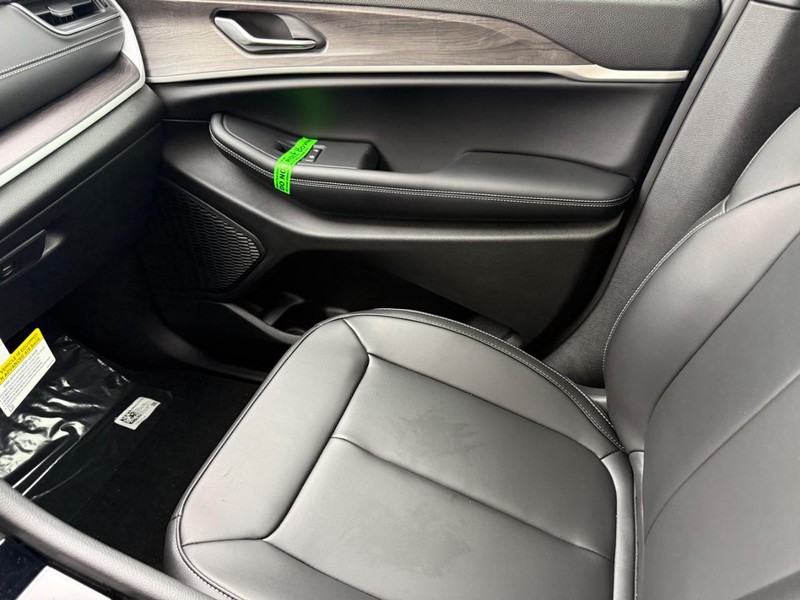 Jeep Grand Cherokee Vehicle Full-screen Gallery Image 18