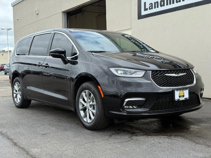 Chrysler Pacifica Vehicle Full-screen Gallery Image 2