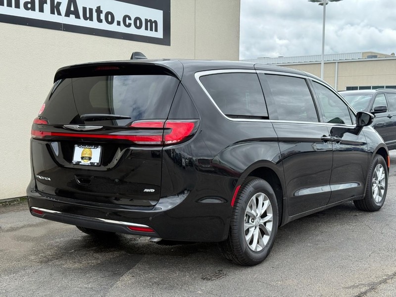 Chrysler Pacifica Vehicle Full-screen Gallery Image 3