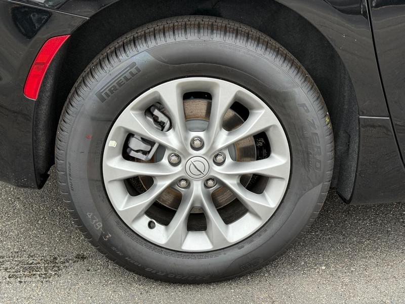 Chrysler Pacifica Vehicle Full-screen Gallery Image 4