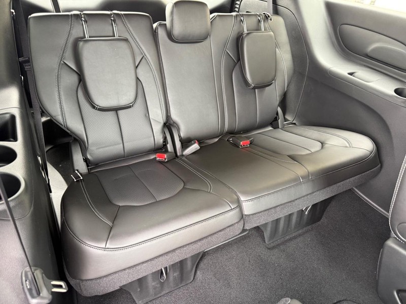 Chrysler Pacifica Vehicle Full-screen Gallery Image 5