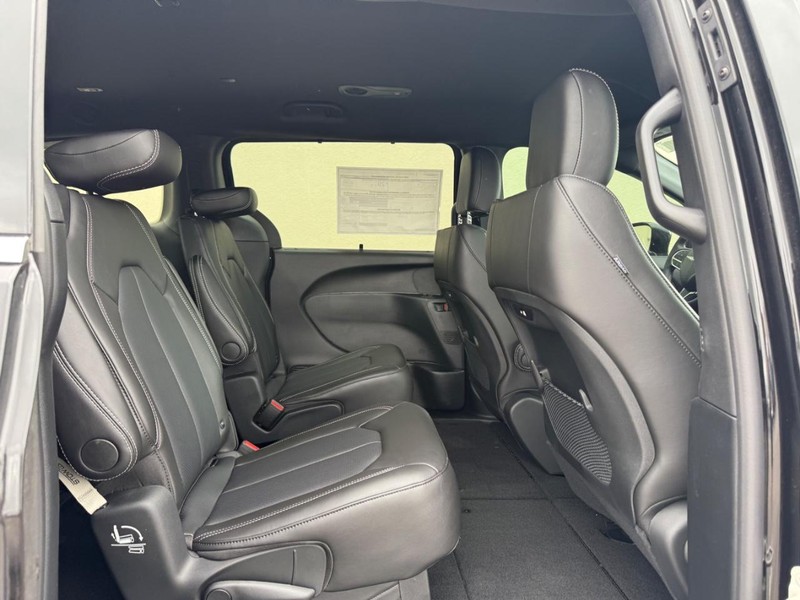 Chrysler Pacifica Vehicle Full-screen Gallery Image 6