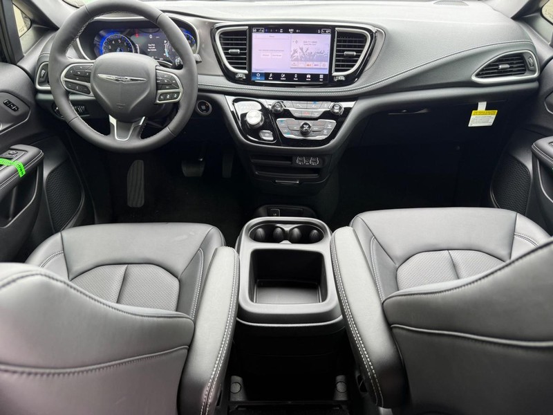 Chrysler Pacifica Vehicle Full-screen Gallery Image 7