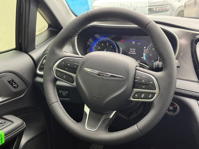 Chrysler Pacifica Vehicle Full-screen Gallery Image 8