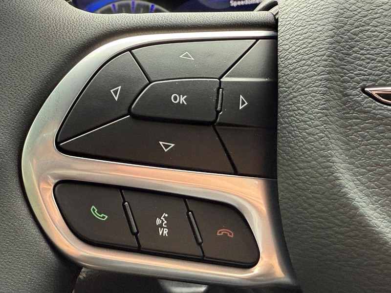 Chrysler Pacifica Vehicle Full-screen Gallery Image 9