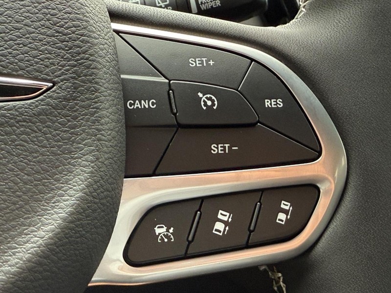 Chrysler Pacifica Vehicle Full-screen Gallery Image 10