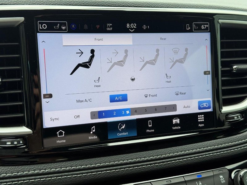 Chrysler Pacifica Vehicle Full-screen Gallery Image 13