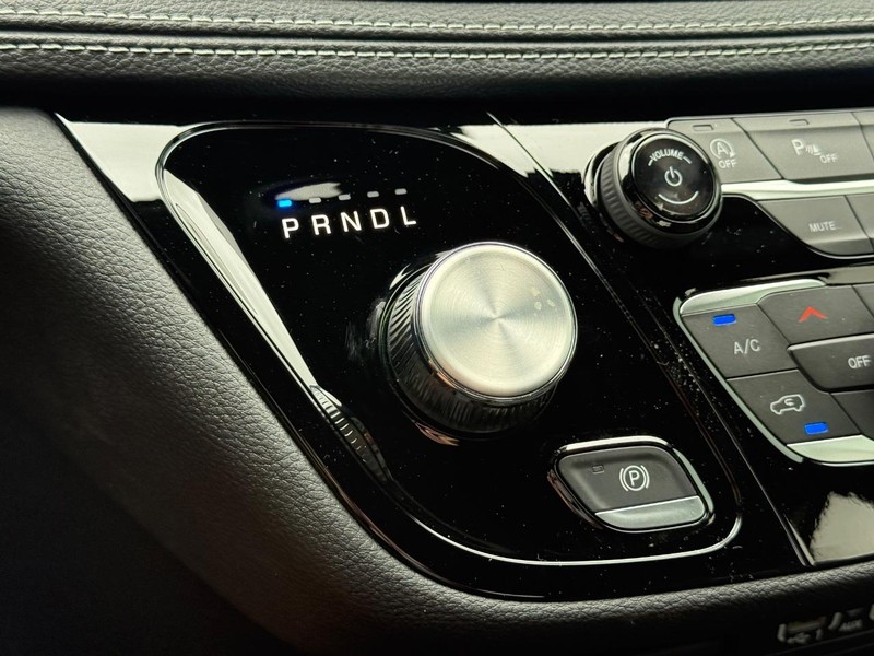 Chrysler Pacifica Vehicle Full-screen Gallery Image 14