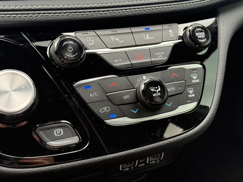 Chrysler Pacifica Vehicle Full-screen Gallery Image 15