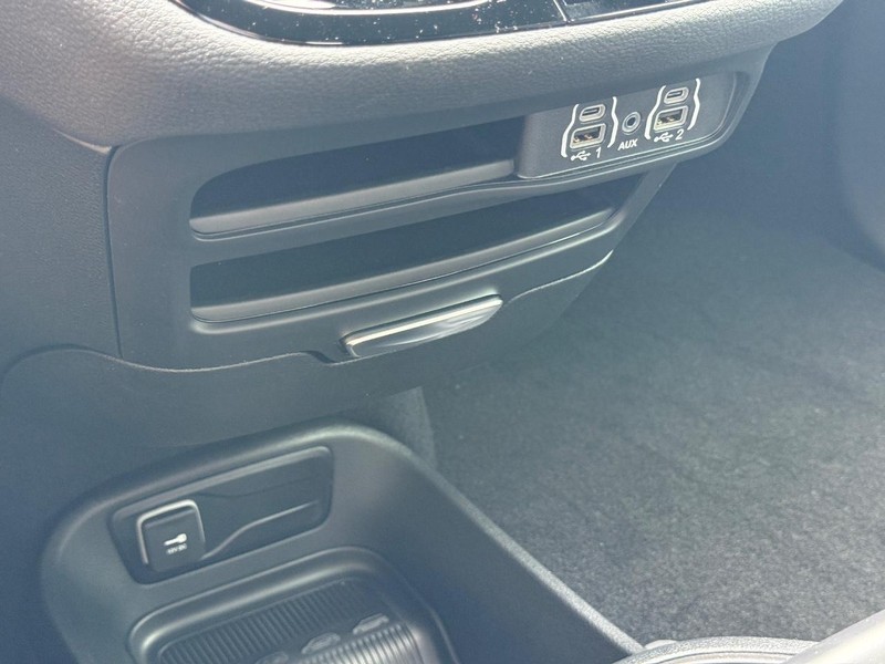 Chrysler Pacifica Vehicle Full-screen Gallery Image 16