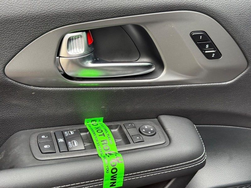 Chrysler Pacifica Vehicle Full-screen Gallery Image 17