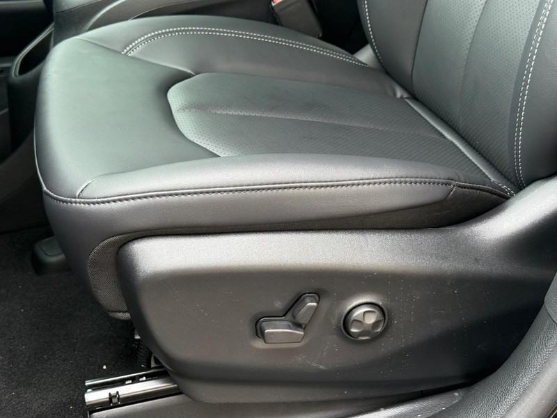 Chrysler Pacifica Vehicle Full-screen Gallery Image 18